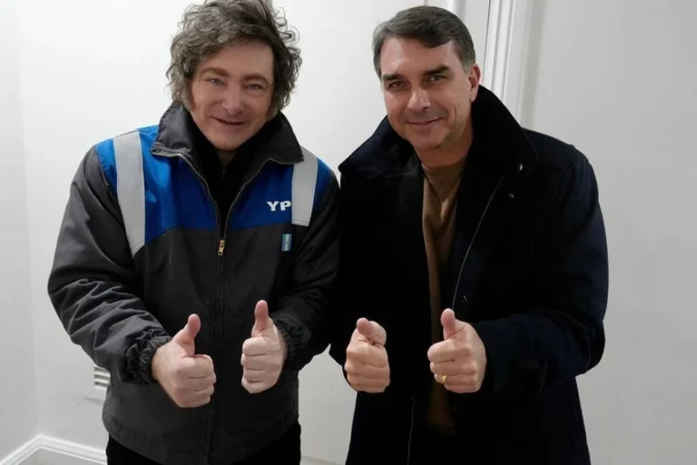 Milei anuncia visita ao Brasil para apoiar candidatura de Flávio Bolsonaro