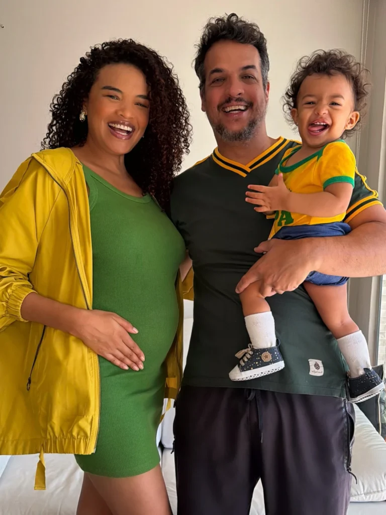 Moda: Lucy Ramos exibe estilo de grávida em foto em família