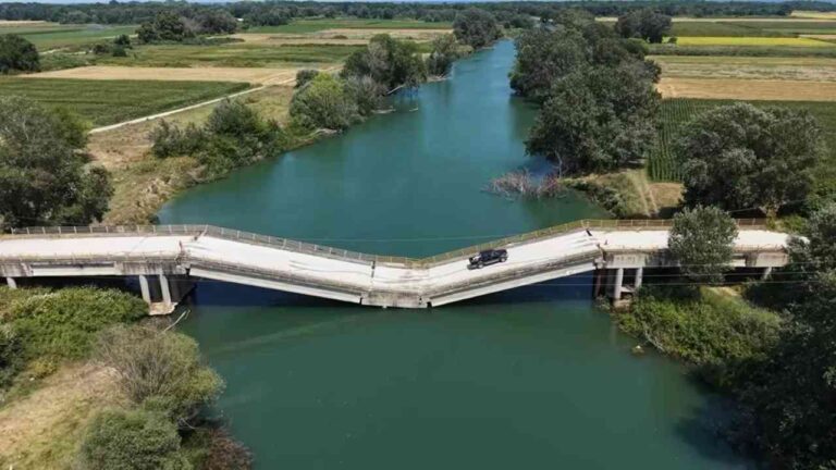 Moradores de Larissa enfrentam risco diário ao cruzar ponte interditada após tempestade em 2023