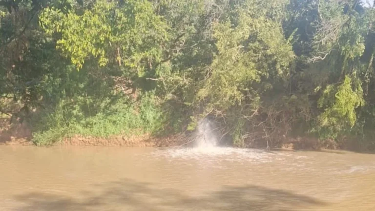 Moradores registram vazamento de esgoto no Rio Paranaíba em Patos de Minas; Copasa promete solução até sexta-feira