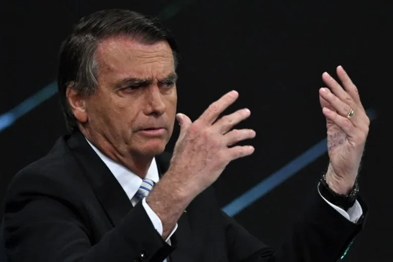 Moraes suspende visitas de Flávio e exige explicação de Bolsonaro