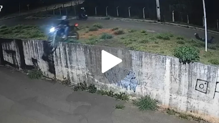 Motociclista perde controle e cai de mureta em Patos de Minas; assista ao vídeo