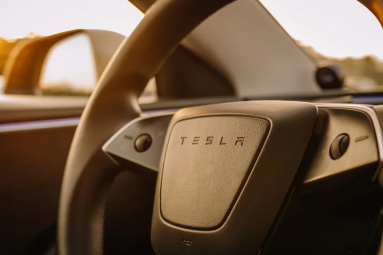Motorista da Tesla com FSD indiciado por homicídio culposo