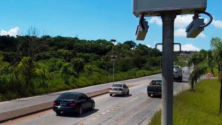 Novos radares em Patos de Minas começam a multar motoristas que avançam o sinal vermelho a partir de hoje (22)