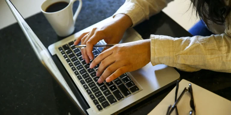 ONU Mulheres oferece formação digital gratuita; participe agora