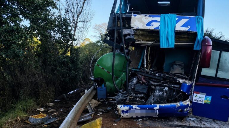 Peça de caminhão se solta e causa acidente fatal com ônibus em Minas Gerais, deixando duas mulheres mortas e mais de 20 feridos