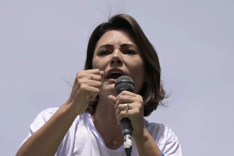 Projeto de Michelle Bolsonaro elogia iniciativa de Lula acima de ideologia