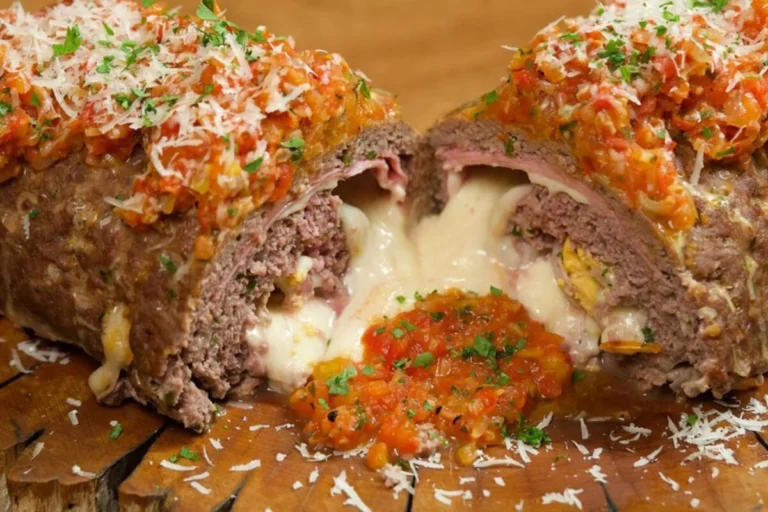 Receita de rocambole de carne moída recheado com queijo e presunto