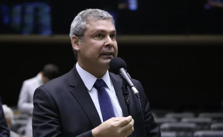 Revogação da prisão domiciliar de Bolsonaro é pedida por Lindbergh