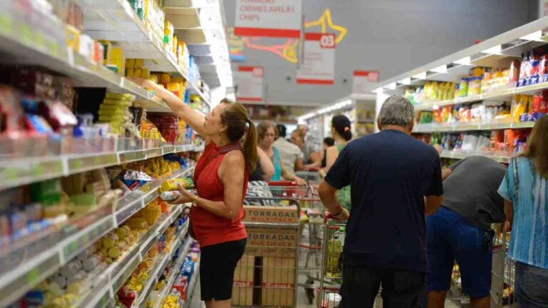 Salário mínimo ideal para sustentar uma família de quatro pessoas é de R$ 8.110,92, aponta estudo do Dieese