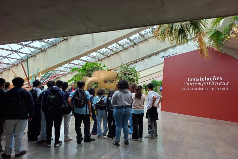 Saúde e bem-estar: alunos do Itapoã visitam Constelações Contemporâneas