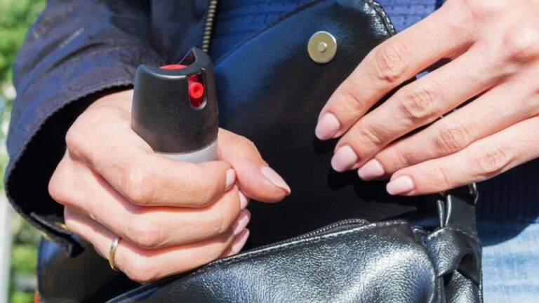 Spray de pimenta agora pode ser adquirido por mulheres maiores de 18 anos no Brasil; entenda as novas regras