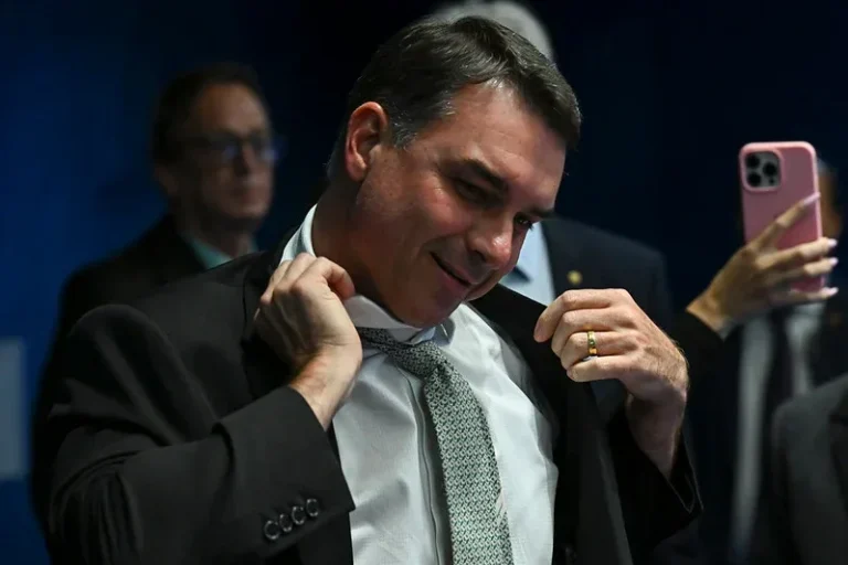 Tarifaço de Trump daria 'vitória' a Lula, diz Flávio Bolsonaro