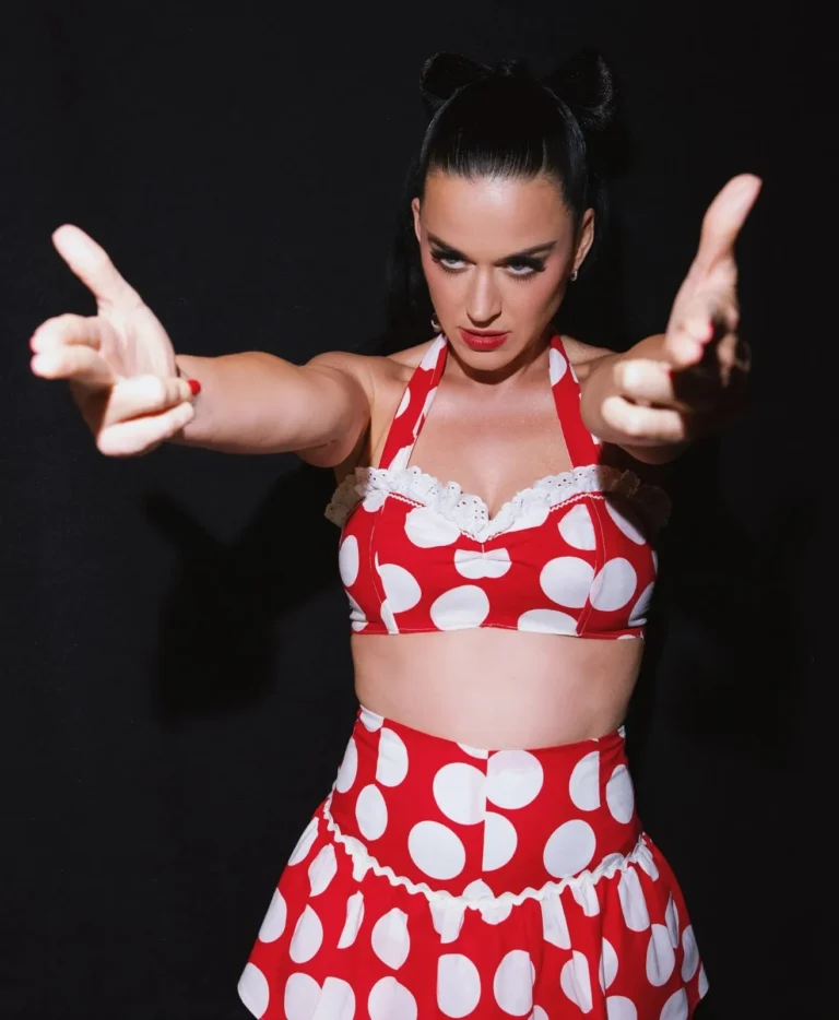 Tendência: Katy Perry revive figurinos icônicos em turnê no Reino Unido