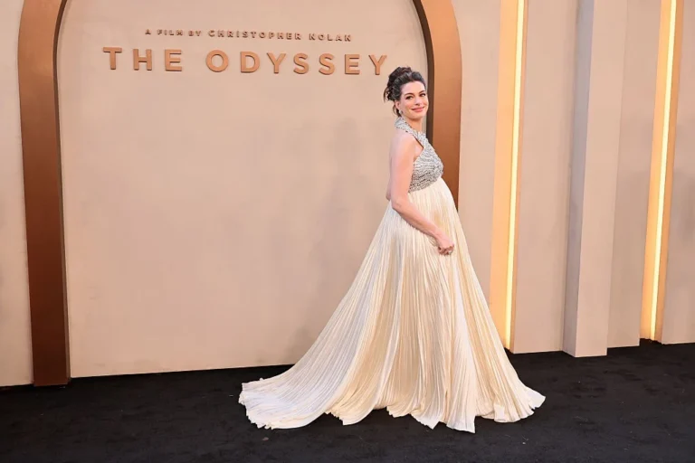 Tendência de estilo: Anne Hathaway brilha na estreia de "A Odisséia"