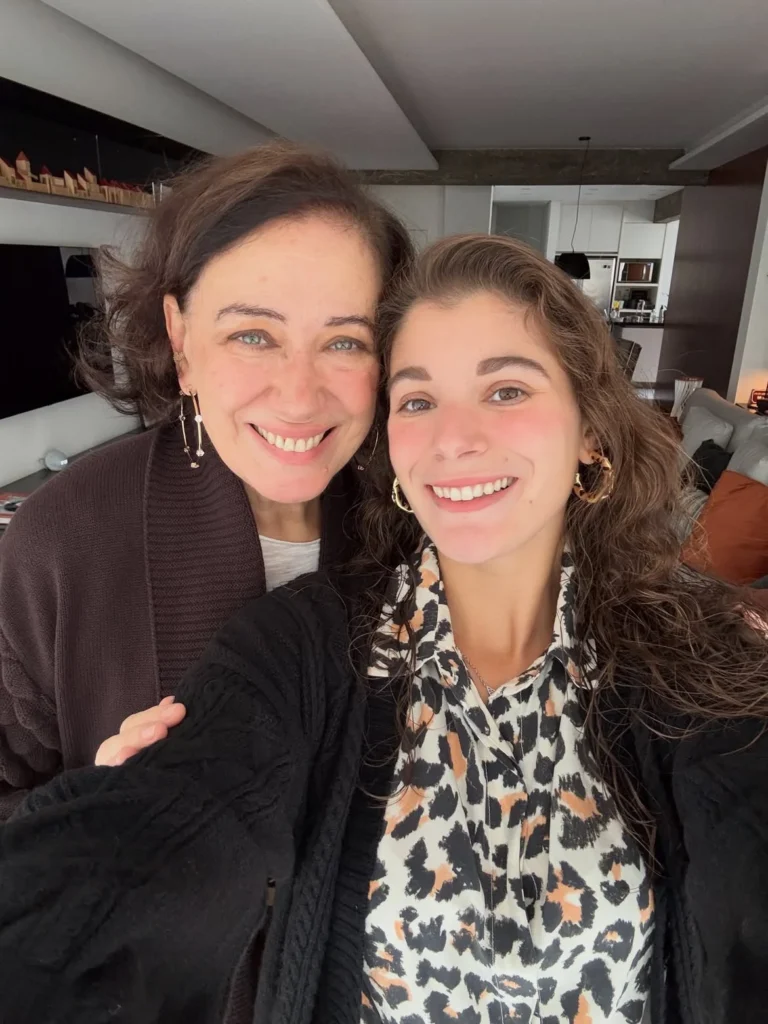 Tendência de estilo: Lilia Cabral completa 69 anos com amor da filha