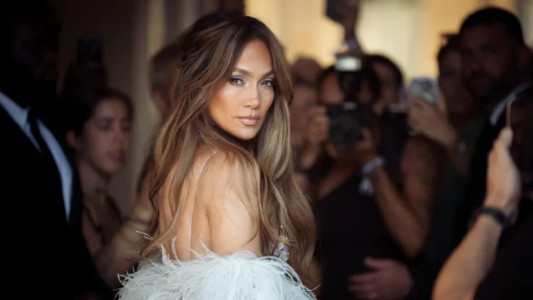Tendência de liberdade feminina: JLo aos 57 anos e seus looks