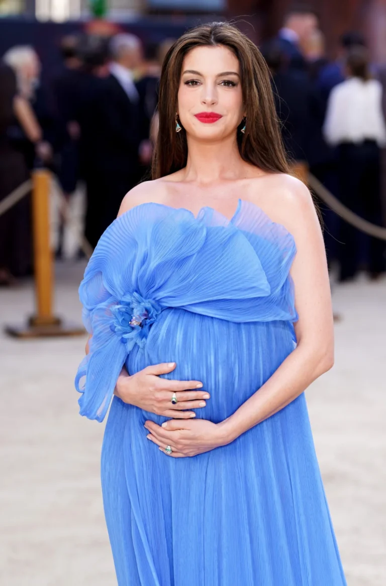 Tendência de moda: Anne Hathaway brilha em première de 'A Odisseia'