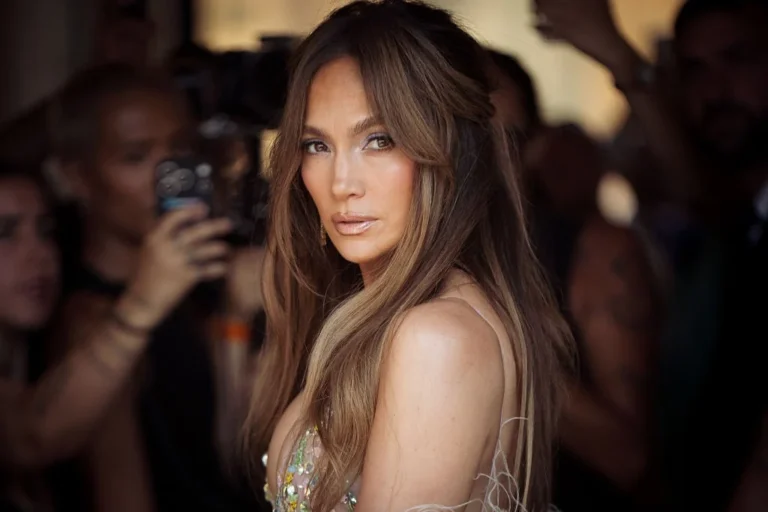 Tendência de moda: Jennifer Lopez brilha em comemoração em Paris