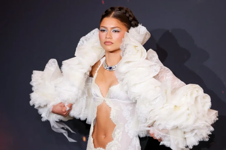 Tendência de moda: Zendaya brilha em branco e babados em Paris