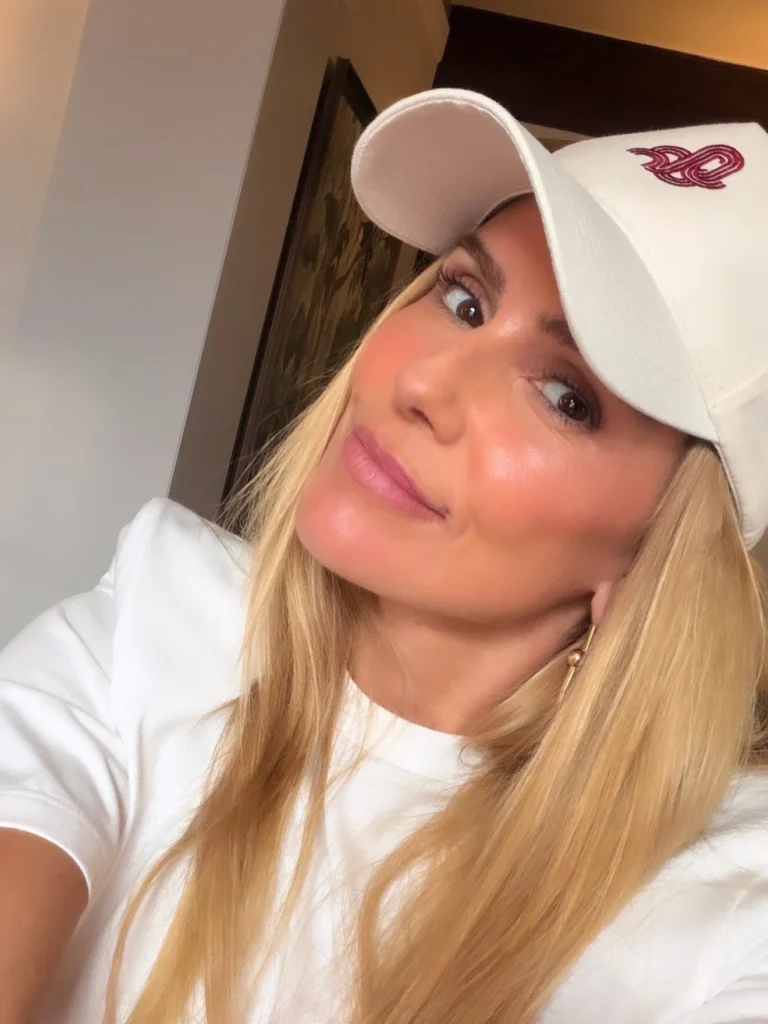Tendência de verão: Deborah Secco brilha em Foz do Iguaçu