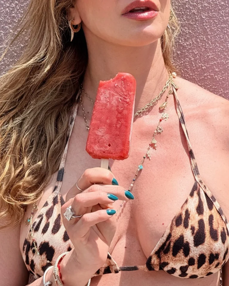 Tendência de verão: Luciana Gimenez brilha em praia de Nova York