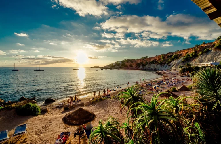 Tendências de moda: Ibiza em 50 endereços do verão europeu