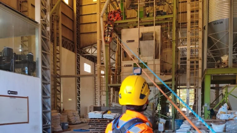 Trabalhador de 23 anos é resgatado após queda de 3 metros em silo em Frutal, MG