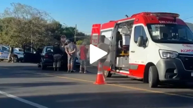 Três feridos em colisão de carros na Avenida Alexi Abrahão, em Uberlândia, neste sábado