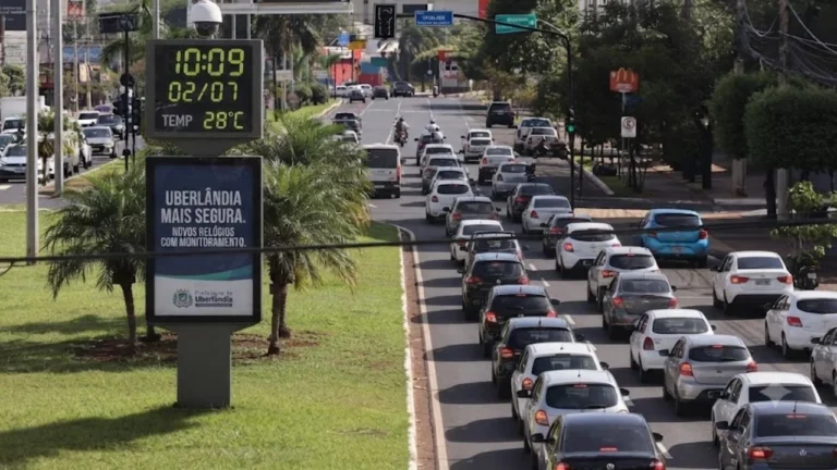 Uberlândia receberá 70 novos relógios digitais com câmeras de segurança; confira os locais de instalação