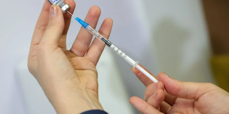 Vacina contra VSR em idosos reduz internações em 75% agora