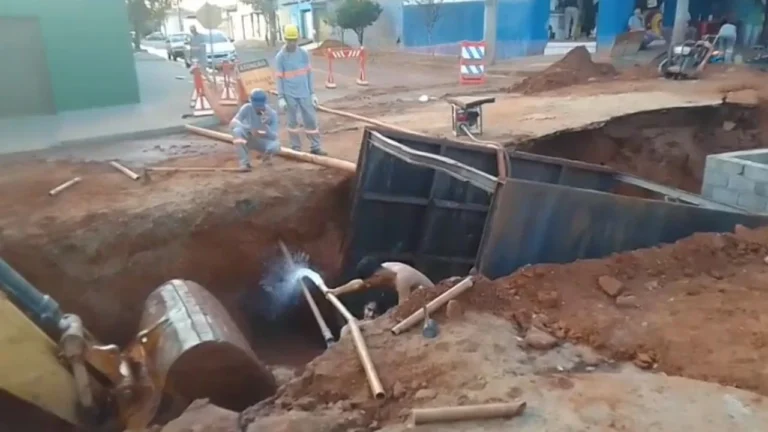 Vazamento em obra de drenagem preocupa moradores no bairro Nossa Senhora das Graças em Uberlândia