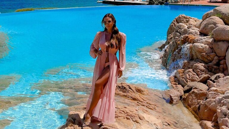 Viral: Nicole Bahls curte dia de sol em praia na Itália