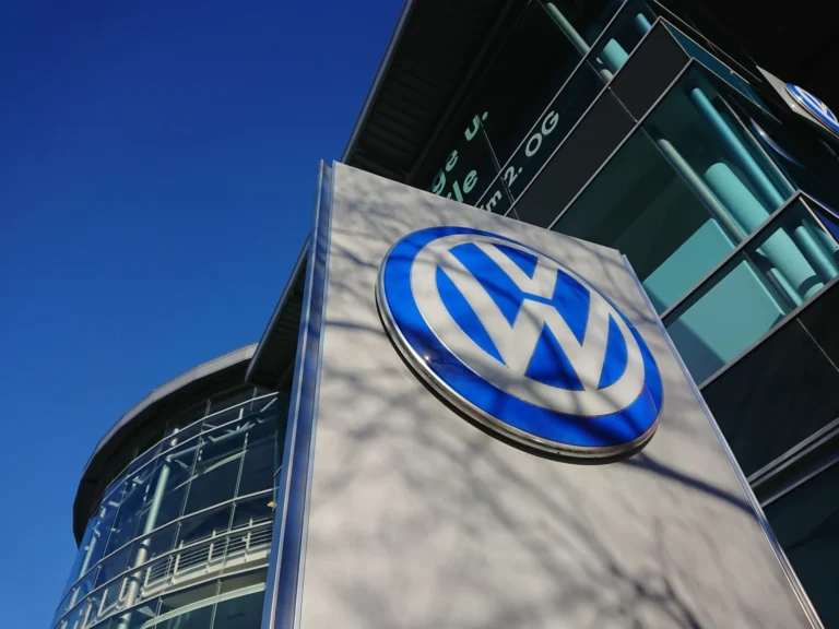 Volkswagen anuncia reestruturação e corte na produção de carros