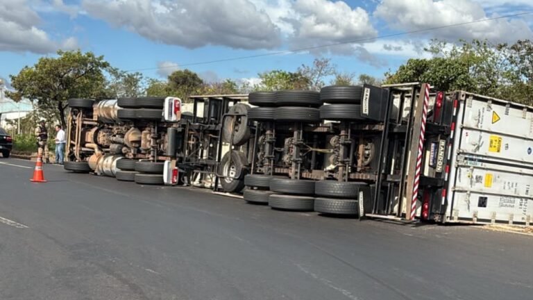 Caminhão carregado de frango tomba na MGC-497 em Uberlândia; motorista não se feriu