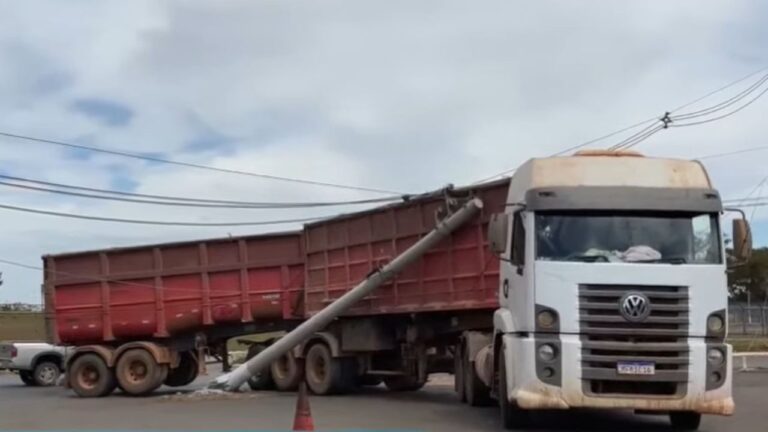 Carreta colide com poste em Patos de Minas e provoca falta de energia na região
