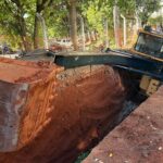 Escavadeira cai em vala durante obra de saneamento no bairro Tubalina, em Uberlândia
