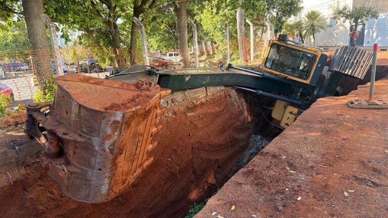 Escavadeira cai em vala durante obra de saneamento no bairro Tubalina, em Uberlândia