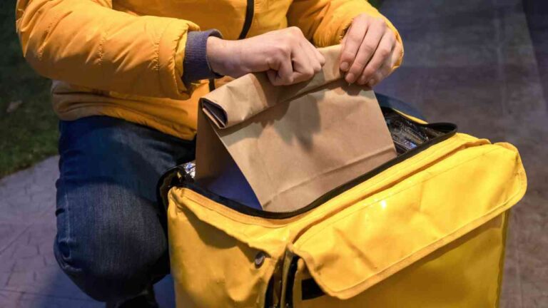 Estudo da Serasa Experian revela perfil diversificado de consumidores de delivery no Brasil
