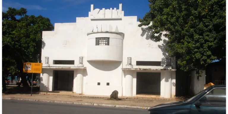 Exibição de filmes ao ar livre em Olinda pelo coletivo de cinema