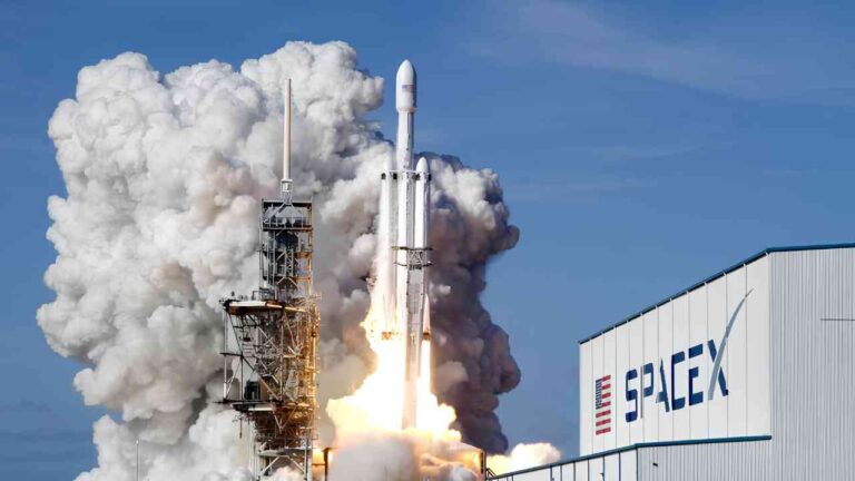 Foguete da SpaceX colide com a Lua e gera nova cratera para estudo científico