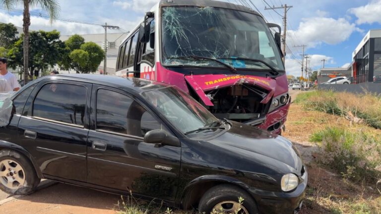 Micro-ônibus sem motorista colide com três carros em Patos de Minas; ninguém se feriu