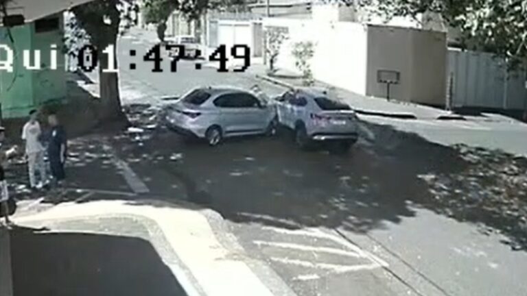 Motorista ignora sinal de Pare e provoca acidente no Bairro Brasil, em Uberlândia, nesta terça-feira (4)