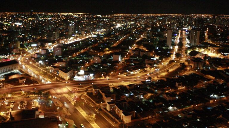 O que acontece em Uberlândia durante a madrugada? Conheça os profissionais que mantêm a cidade em funcionamento enquanto a população dorme.