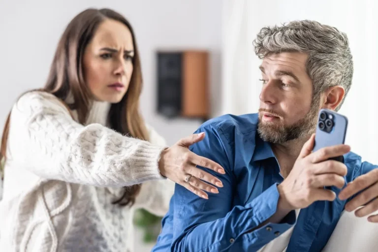 Quando desconfiar de traição: dicas para saúde emocional