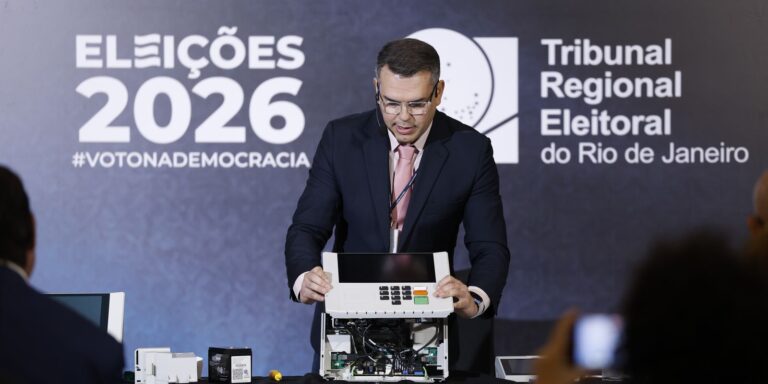 TRE-RJ confirma segurança do voto eletrônico e abre urna ao público