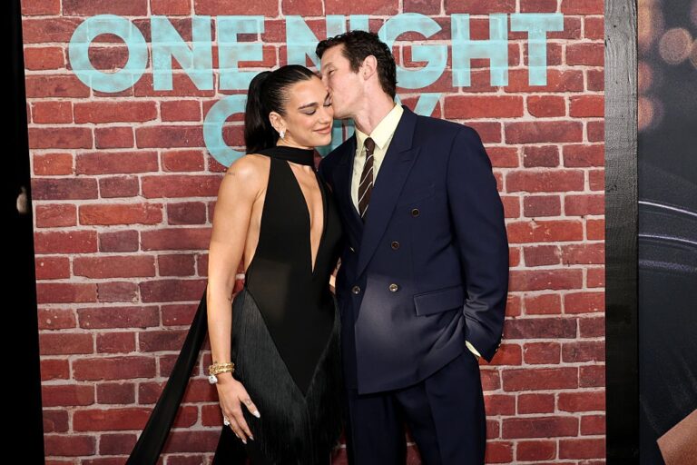 Tendência de estilo: Dua Lipa e Callum Turner em evento pós-casamento