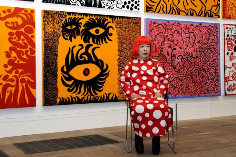Artista Yayoi Kusama, conhecida pelas bolinhas e salas de espelhos, morre aos 97 anos