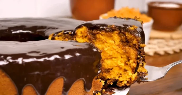 Bolo de cenoura com cobertura de chocolate