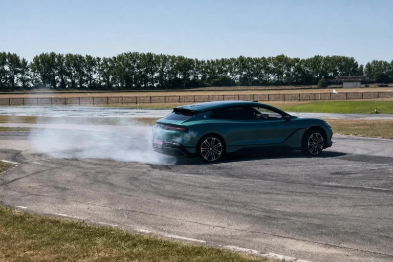 BYD apresenta Denza Z9 capaz de fazer drift autônomo após motorista desenhar a trajetória
